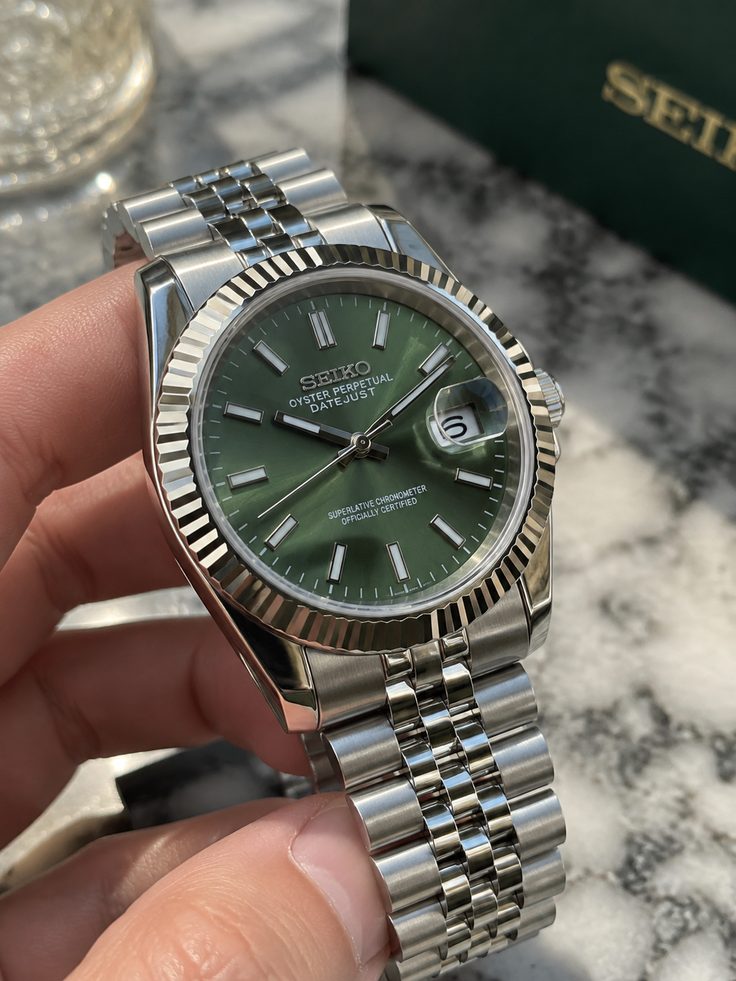 Dateiko cadran vert, lunette cannelée et bracelet jubilé