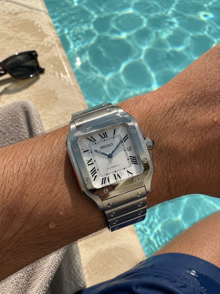 Santeiko cadran blanc romain porté au bord d'une piscine